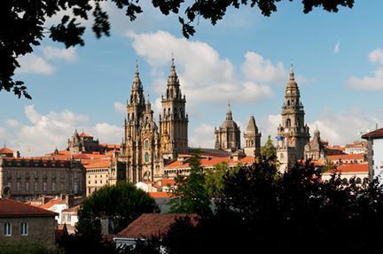 Catedral de Santiago de Compostela destacando sobre los tejados de la ciudad