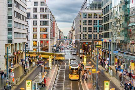 Cosmopolita y bulliciosa Friedrichstrasse en el corazón de Berlín