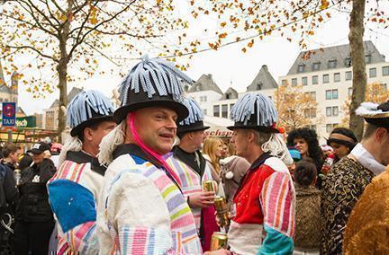 Vecinos disfrazados disfrutanto del carnaval de Colonia