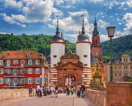 Puente y puerta de entrada a la ciudad de Heidelberg