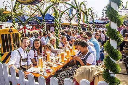 Mesa corrida en el Oktoberfest en Múnich