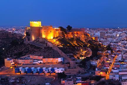 Vista nocturna de la Alcazaba de Almaría