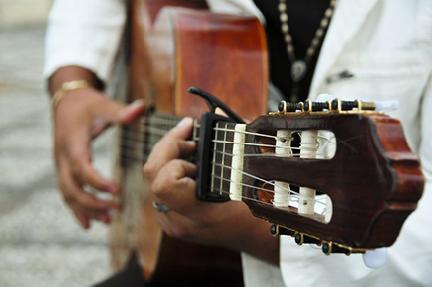 Músico tocando la guitarra, uno de los sonidos propios de Almaría