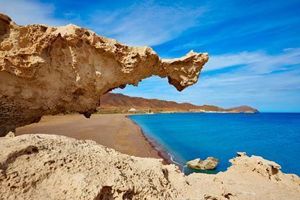 Impresionante paisaje costero en el Parque Natural del Cabo de Gata, Almería