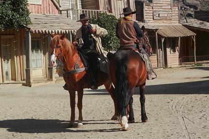 Actores montados a caballo que nos traladan al más puro western americano