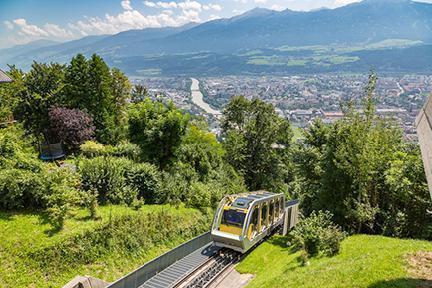 Panorámica de Innbruck con los Alpes al fondo, Austria 