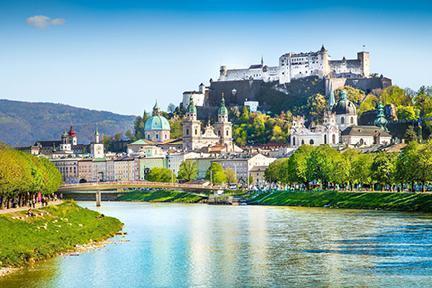 Vista de Salzburgo desde el río Salzach, Austria