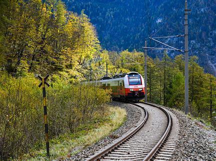 Tren turístico Hallstatt en los Alpes austriacos