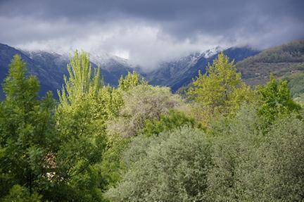 Cumbres nubladas de la sierra de Gredos durante el invierno