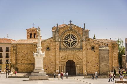 Fachada principal de la iglesia de San Pedro en Ávila