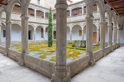 Claustro de estilo isabelino del monasterio de Santo Tomás de Ávila