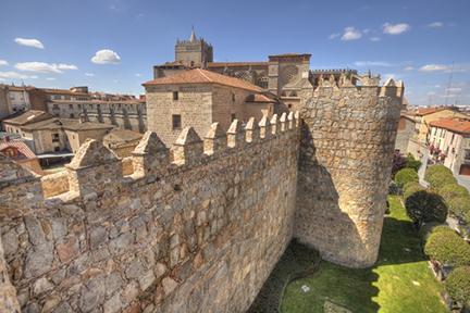 Vistas de la muralla desde sus almenas con la Catedral al fondo en Ávila