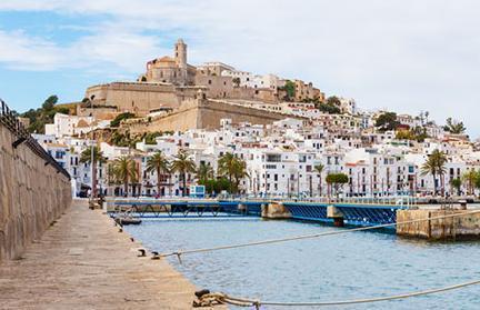 Vista desde el puerto de la ciudad vieja de Ibiza