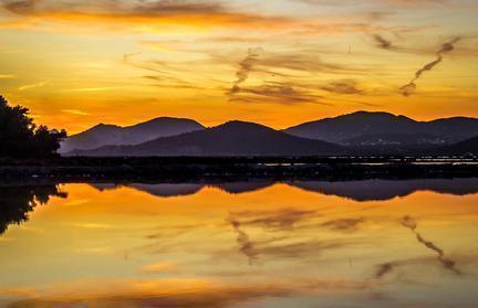 Atardecer sobre las salinas en la isla de Ibiza