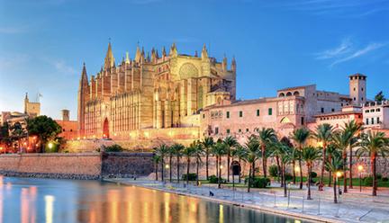 Vista nocturna de la catedral de Palma de Mallorca
