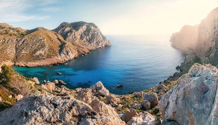 Bahía junto al cabo de Formentor en la isla de Mallorca