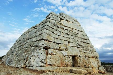 Naveta des Tudons en la isla de Menorca