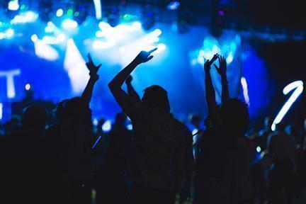 Jóvenes disfrutando de la vida nocturna de la isla de Ibiza