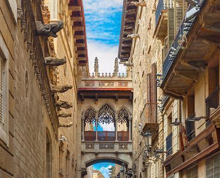 Puente en la calle Bisbe del Barrio Gótico de Barcelona