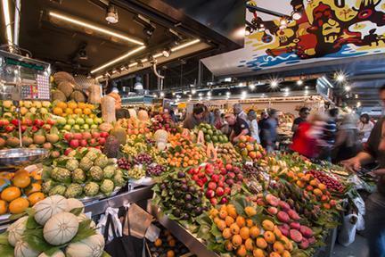 Puesto de frutas en el mercado de la Boqueria de Barcelona