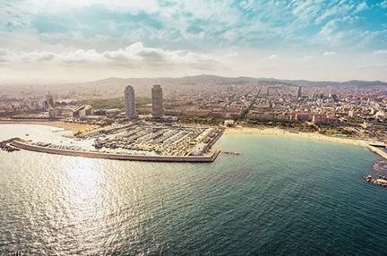 Vista aérea de las playas de Barcelona al atardecer