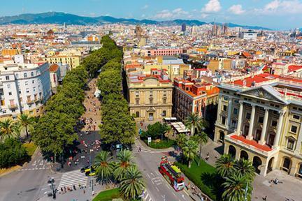 Panorámica de las Ramblas de Barcelona llena de turistas
