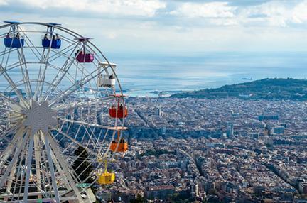 Noria en la montaña del Tibidabo con la ciudad de Barcelona al fondo