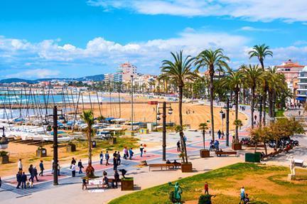 Agradable paseo junto al mar en la localidad de Sitges