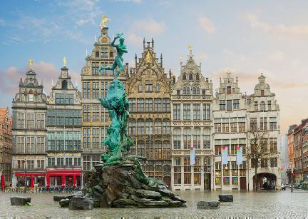 Fuente en al plaza Grote Markt en el centro histórico de Amberes