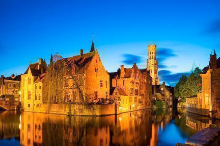 Vista nocturna de los canales de Brujas