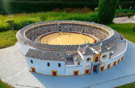 Plaza de toros en miniatura expuesta en el parque Mini-Europe