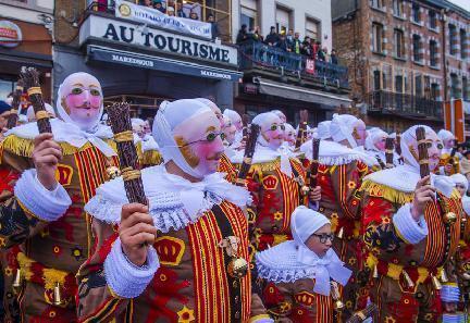 Grupo disfrazado participando del carnaval de Binche