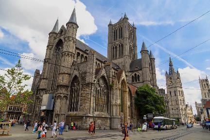 Hermosa iglesia de San Nicolás en Gante