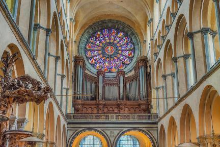 Interior de la catedral de Notre-Dame en Tournai