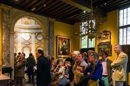 Turistas disfrutando del arte flamenco en uno de los muchos museos de Bélgica