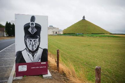 Memorial de la batalla de Waterloo con su monumento al fondo