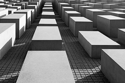 Sobrio e impactante monumento en recuerdo de las víctimas judías del Holocausto