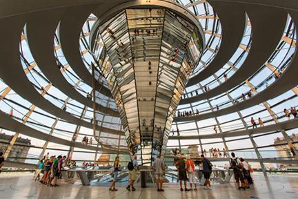 Cúpula acristalada del Reichstag diseñada por Norman Foster