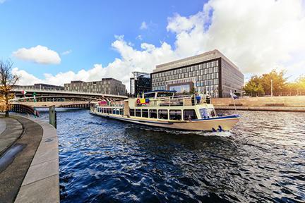 Barco turístico por el río Spree