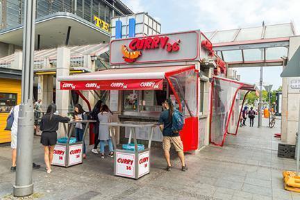 Famoso puesto de comida rápida en Hardenbergplatz, el Curry 36