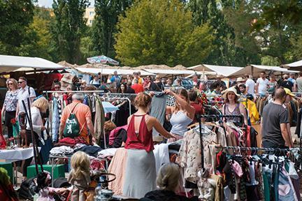 Puestos del mercado callejero del parque Mauerpark