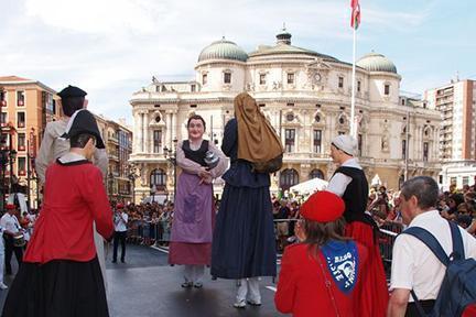 Gigantes recorriendo las calles de Bilbao durante sus fiestas