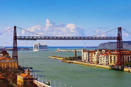 Puente Vizcaya con el mar Cantábrico al fondo