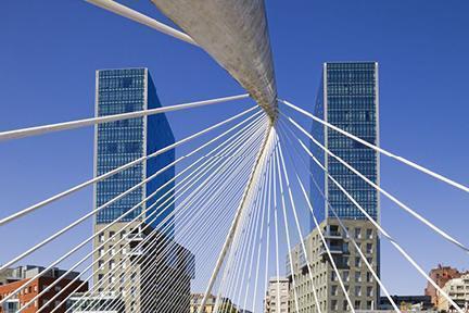 Arata Isozaki torres gemelas y el puente peatonal de Santiago Calatrava en Bilbao