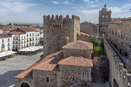 Vista de la muralla medieval de Cáceres