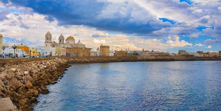 Panorámica de Cádiz destacando la imagen de la Catedral sobre el resto de edificios