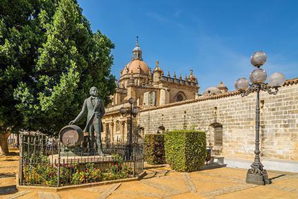 Estatua de Tío Pepe con la Catedral de Jerez de la Frontera al fondo