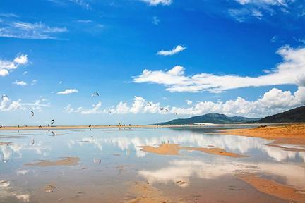 Las playas de Cádiz son idóneas para poder disfrutar del viento volando las cometas