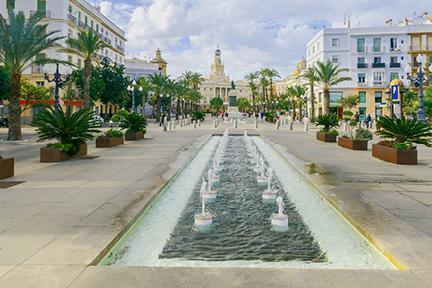 Bella plaza de San Juan de Dios con el ayuntamiento de Cádiz al fondo