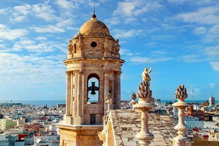 Torre de Poniente dominando el horizonte sobre los tejados de Cádiz